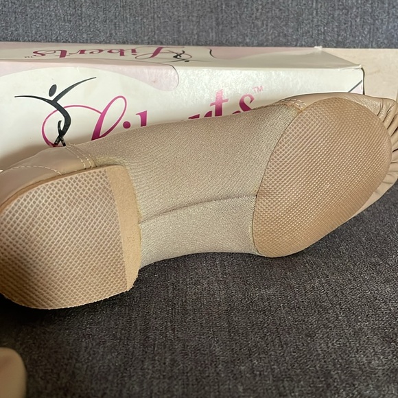 Dance shoes with flexible parts - Picture 2 of 3